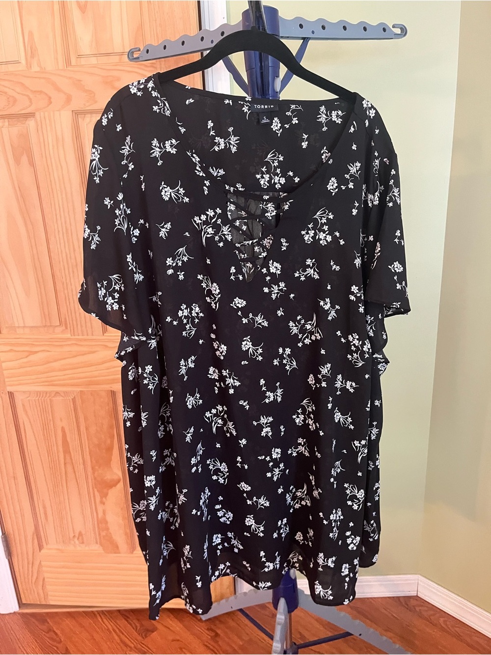 Torrid Lattice V-Neck Flutter Sleeve Blouse (size 5)